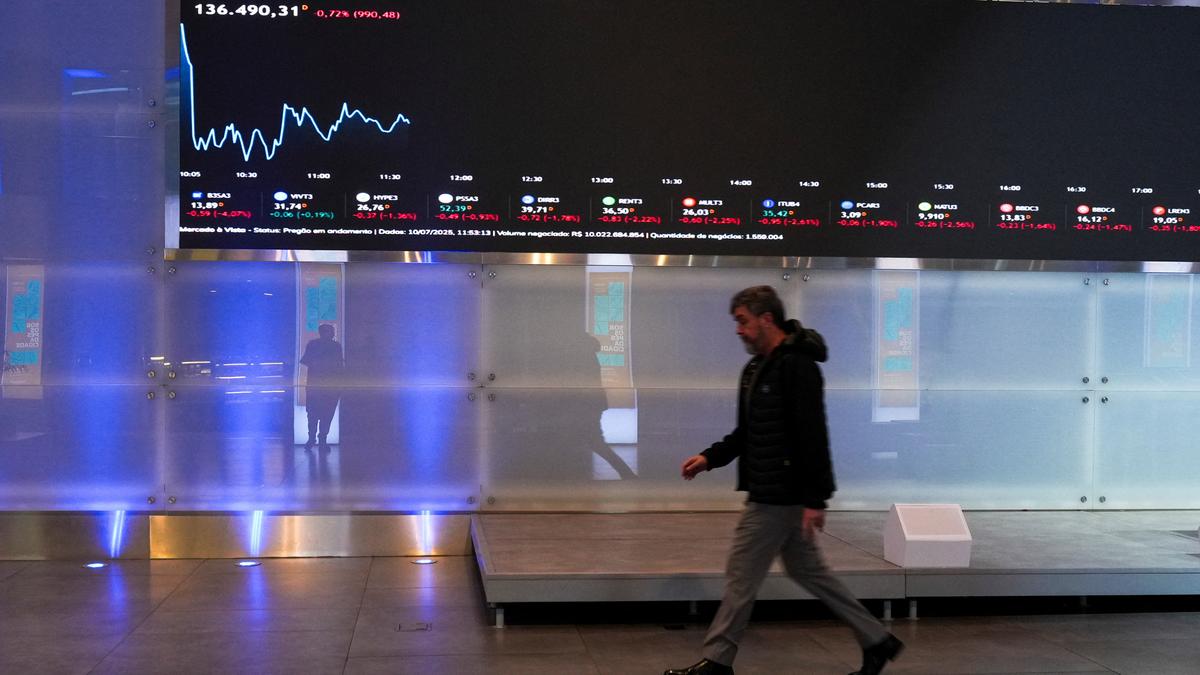 Global stocks mostly fall as Trump ramps up tariff threats