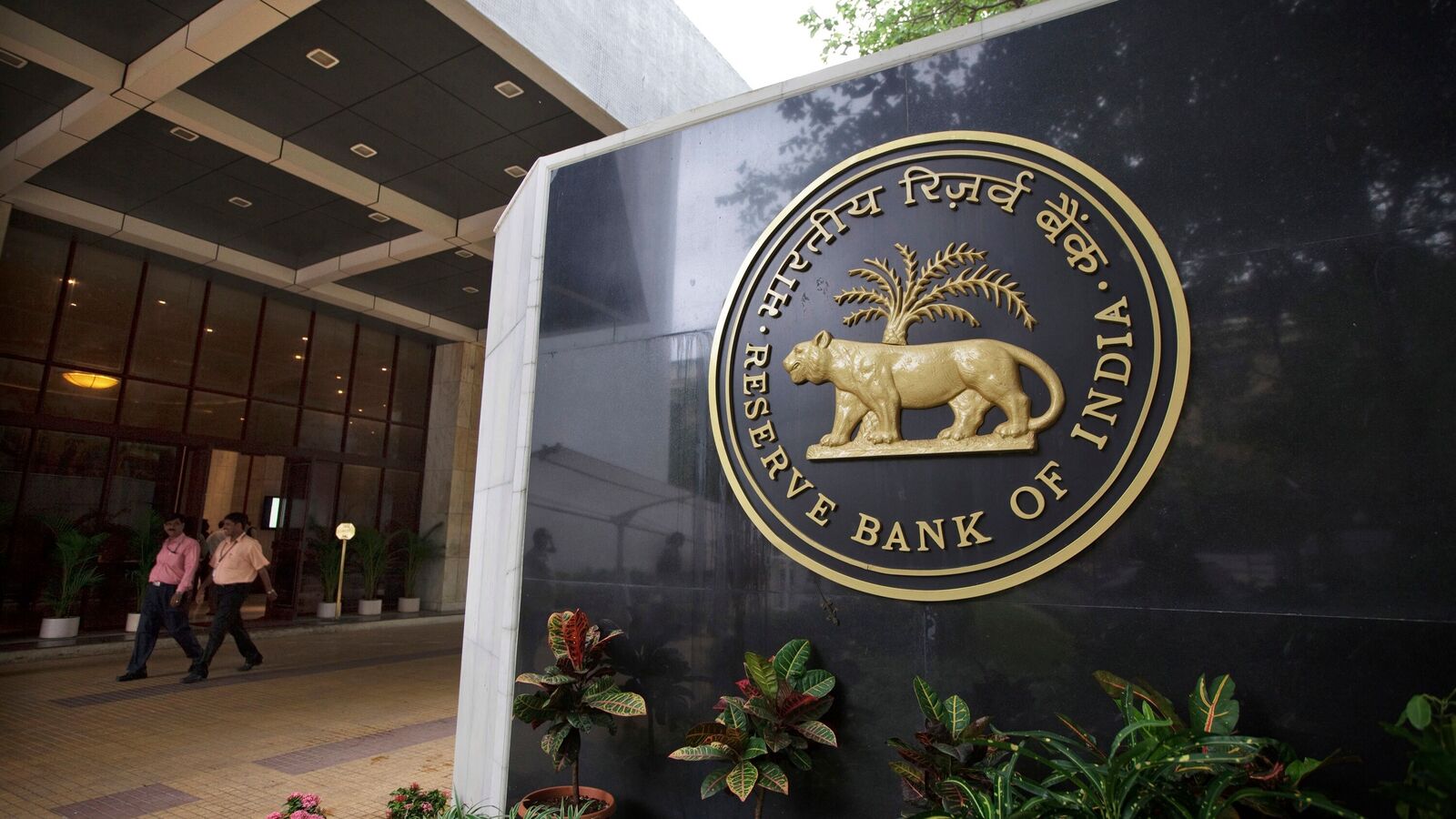 RBI must not abandon headline inflation as its target