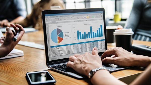 Asos Slumps on Weak Earnings Outlook Amid Complex Overhaul