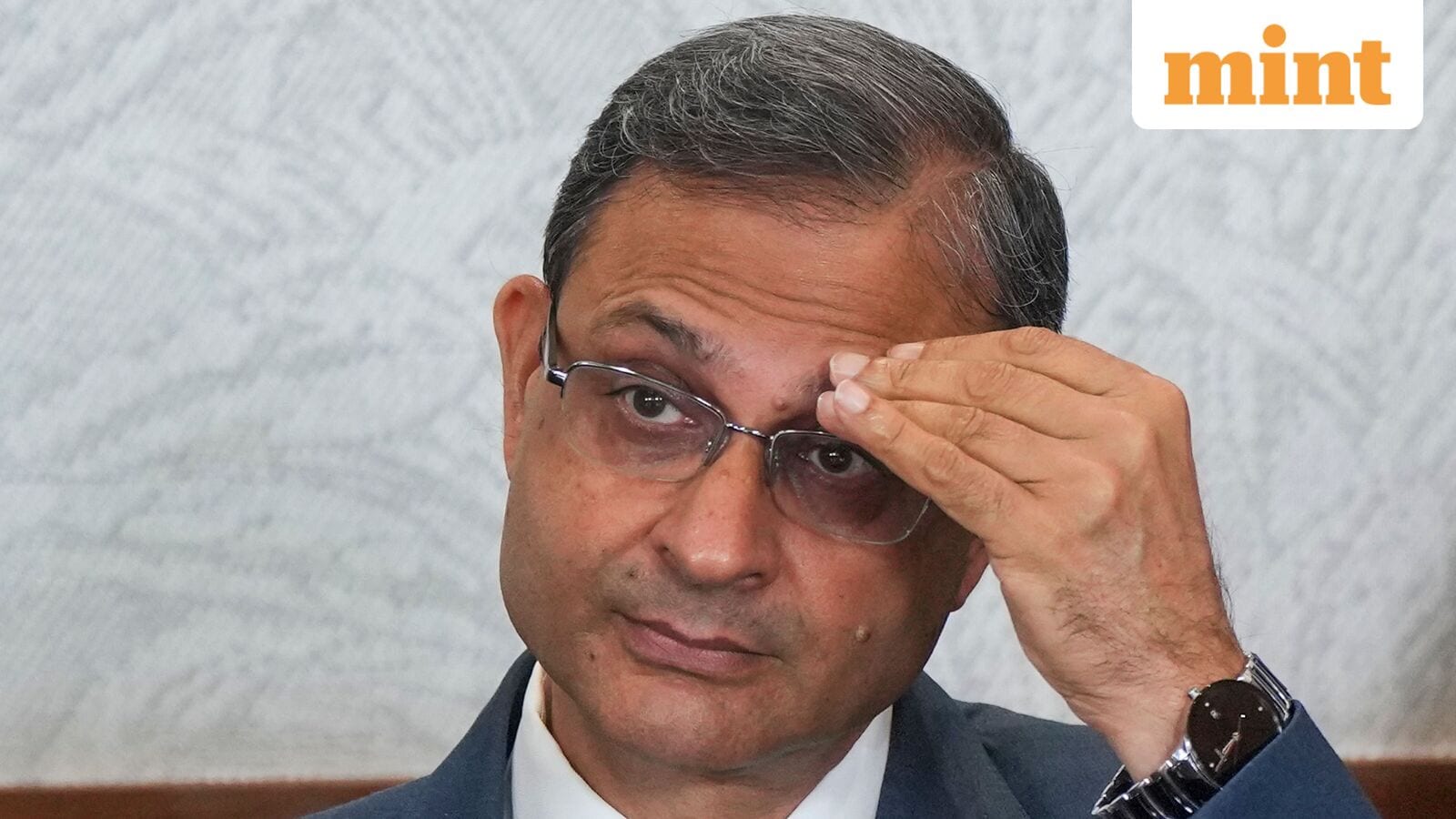 India’s central bank seems concerned about the state of India’s economy