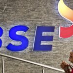 Stock markets tumbles, dragged by foreign fund outflows, weak global trends