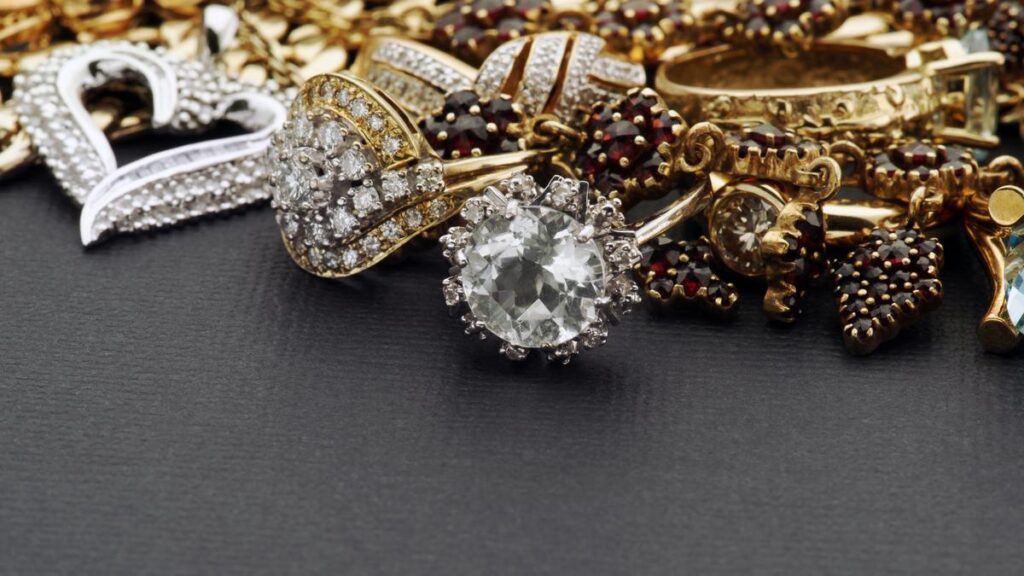 Gold, silver futures hit fresh records on Federal probe, geopolitical tensions